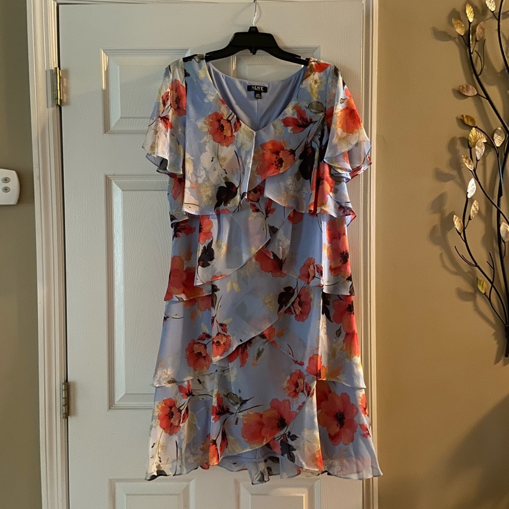 Like new SLNY ruffle floral dress
